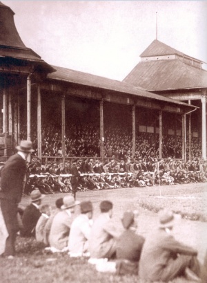 Komplet widzów na jednym z meczów ligowych. Rok 1928.