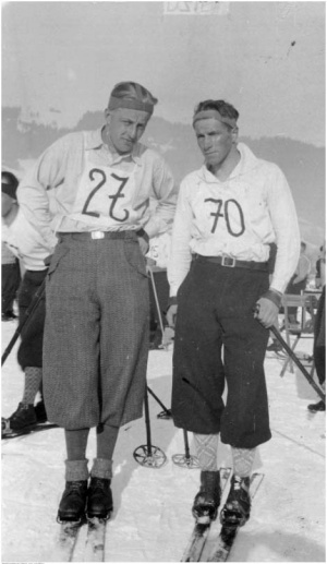 1932.02.07-08. Zawody narciarskie o puchar Makuszyńskiego. Stanisław Łętowski (pierwszy z lewej) oraz Stanisław Michalski