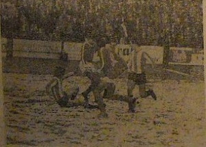 Wiele akcji podczas meczu Cracovii z Wisłą załamywało się na śliskim, pokrytym śniegiem boisku