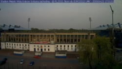 Stadion od frontu. Screen z roku 2009, jednakże tak wyglądała trybuna główna od czasów wyodrębnienia sekcji piłkarskiej z TS Wisła w 1997 roku.