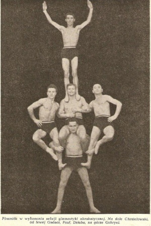 Sekcja gimnastyki akrobatycznej, lata 50-te. Na dole Chmielowski, od lewej Gadacz, Paul, Dziuba, na górze Gabryel