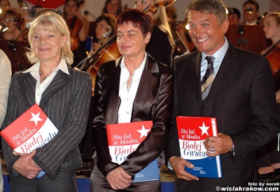 Halina Iwaniec, Maryla Muzyk (żona śp. Romana Muzyka) i Adam Nawałka podczas gali jubileuszowej na 100-lecie Klubu w 2006 roku.