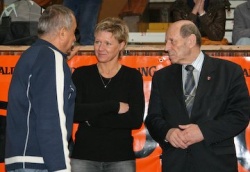 Trener siatkarek Lesław Kędryna, Magdalena Śliwa i Prezes TS Ludwik Miętta-Mikołajewicz