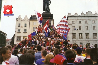 1999.05.29 Wisła - Pogoń Szczecin,radość kibiców na Rynku Głównym z okazji zdobycia mistrzostwa.