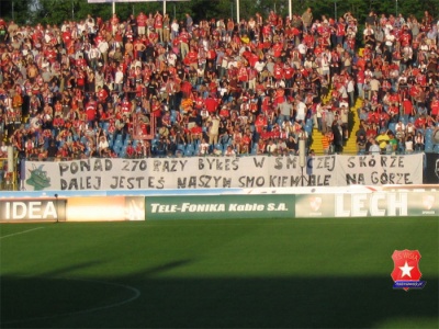 Transparent poświęcony zmarłemu Tadeuszowi Kusiowi. (Mecz Wisła - Górnik, 25.05.2005. )