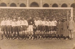 Wiśniewski (w środku, z piłką) przed meczem Szwecja-Polska w 1924 roku.