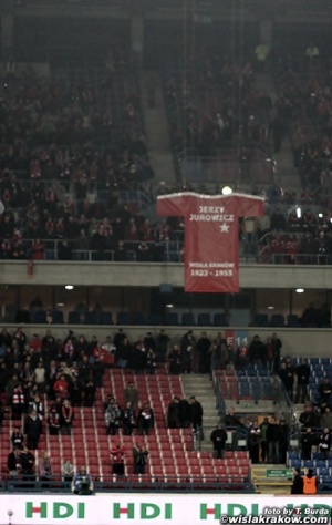 Przed rozpoczęciem meczu pod dach powędrowała symboliczna koszulka Jerzego Jurowicza. [Foto: Tomasz Burda/wislakrakow.com]