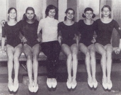 Gimnastyczki 1974. Marta Surga, Mariola Ornat, trener Barbara Wilk-Ślizowska, Mirosława De Ville, Ewa Hamulewicz, Wanda Werbiłowicz