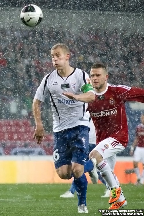W strugach deszczu Wisła przegrywa z Górnikiem. Po meczu ze Śląskiem jest to druga z rzędu porażka 2:0. Budzi to niepokój, ale pozostałe drużyny nie kwapią się z pogonią za Białą Gwiazdą w tabeli ligowej.