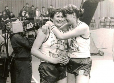 Mariola Pawlak (po prawej) barwach Ślęzy Wrocław tuż po odebraniu złotego medalu za mistrzostwo Polski wywalczone na boisku Wisły w 1987 roku