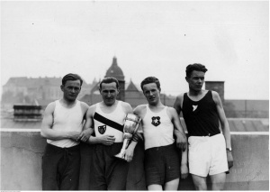 1931.05.11 Bieg okrężny Ikaca. Zdzisław Motyka (drugie miejsce), Janusz Kusociński (zwycięzca biegu), Stanisław Modzelewski (trzecie miejsce) i Włodarczyk (czwarte miejsce) na dachu Pałacu Prasy (stoją od lewej).