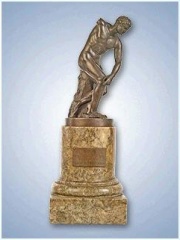 Złoty Dyskobol - nagroda za zwycięstwo w turnieju piłkarskim. Więcej w Wirtualnym  muzeum
