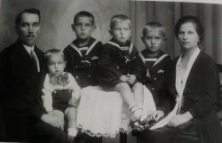 Rodzina Hapków. Franciszek obok mamy
