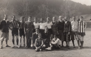 Zawodnicy TS Wisła Zakopane, Jan Schindler siedzi pierwszy od lewej