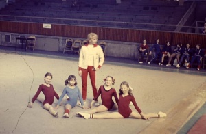 Warszawa 1975r, od prawej: Barbara Kubala, Beata Zielińska, trenerka Barbara Wawrzyniak, Katarzyna Majewska (w niebieskim kostiumie), Anna Zajc