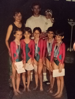 1996r (Od prawej stoją zawodniczki Monika Halik, Katarzyna Dudek, Iwona Fultyn. Trenerzy: Valery Kowalenko i Anna Kordylewska)