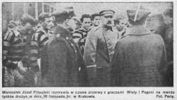 Piłsudski z piłkarzami Wisły