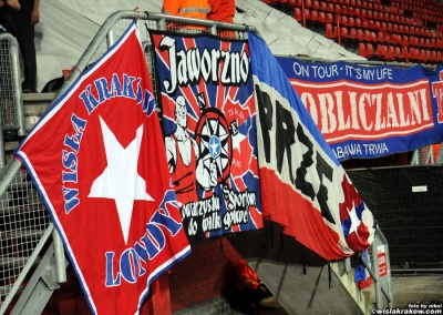 Flagi kibiców Wisły na stadionie De Grolsch Veste w Enschede[Foto: Nikoletta Kula/wislakrakow.com]