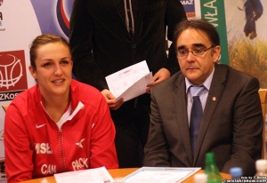 Ewelina Kobryn z trenerem Jose Hernandezem.Foto: Tomasz Burda / Źródło:wislakrakow.com