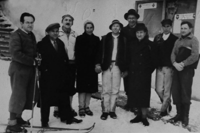 Zarząd klubu Wisła Szczawnica w 1948 roku. Od lewej: Adam Pilecki, Franciszek Ciesielka, dr Artur Werner, doktorowa Anna Werner, Jacek Majerczak, Stanisław Malinowski, Emil Chramiec, Wojciech Piecyk, Radosław Ładoś.