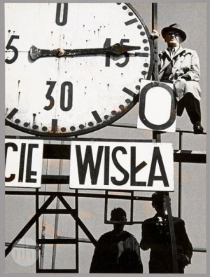 Zegar boiskowy, między 1960 i 1979. Źródło: Muzeum Historii Fotografii, http://zbiory.mhf.krakow.pl/