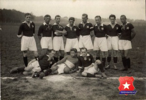 Przed meczem finałowym o Puchar Polski, 1926 rok. Reyman czwarty z prawej