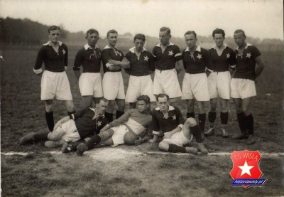 Drużyna Wisły przed meczem finałowym o Puchar Polski ze Spartą Lwów, 1926.09.05. Jan Ketz z piłką.