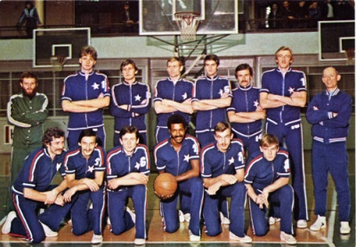 Drużyna koszykarzy 1981 rok. W pierwszym rzędzie od lewej: A. Gardzina, J. Seweryn, M. Lenda, A. Freeman, M. Żachowski, S. Zgłobicki. W drugim rzędzie od lewej: M. Gorgoń (II trener), J. Górny, A. Szaflik, P. Wielebnowski, Z. Tracz, J. Międzik, K. Fikiel, J. Mikułkowski (I trener). Fot. J. Podlecki, pocztówka kolekcjonerska z 1981 roku.