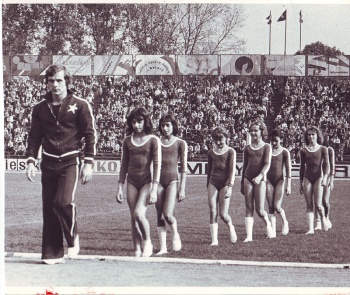 Sławomir Kaliszewski z zawodniczkami na stadionie przed pokazem, Kraków 1975