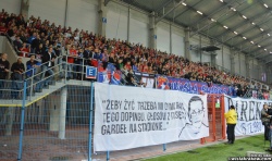 2012.10.01 Piast Gliwice - Wisła,transparent poświęcony Dawidowi Zapisek-zmarłemu kibicowi Lechii I Wisły.