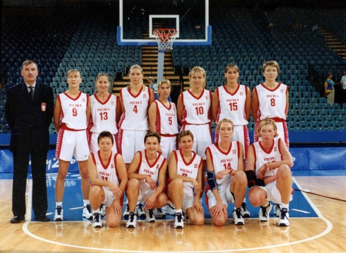 Letnie Igrzyska Olimpijskie 2000 - Sydney, w dolnym rzędzie, trzecia od lewej.