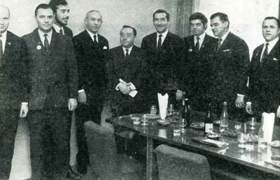 Brydżyści 1970. Adam Zimnielski (1. od lewej),  Łukasz Lebioda (3. od lewej), Wit Klapper (7. od lewej) i Andrzej Wilkosz (8. od lewej), zostali odznaczeni przez W.Reczka srebrnymi medalami "Za wybitne osiągnięcia sportowe".