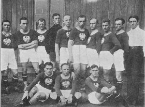 Kowalski (2 z lewej) w barwach Polski przed meczem z Turcją w 1924 r. Wśród reprezentantów także Balcer, Adamek i Reyman