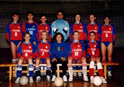 Listopad 1995. Monika siedzi druga od prawej.Ze zbiorów Ewy Zabajewskiej-Musiał.