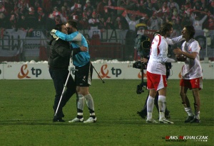 Kosowski gratuluje Smolarkowi dwóch bramek i wspólnie cieszą się z awansu do Mistrzostw Europy
