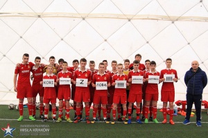 Zawodnicy Białej Gwiazdy U-15 wsparli kontuzjowanego kolegę z drużyny, Damiana Korczyka. Luty 2016.