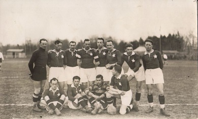 Wiślacy przed meczem z Legią Warszawa (2:0, 1929 r.). Reyman czwarty od lewej.