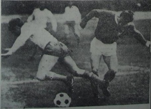 Hubert Skupnik w pojedynku o piłkę z obrońcą przeciwnika