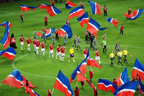 Piłkarzy wychodzących na mecz z Koroną przywitały 104 flagi