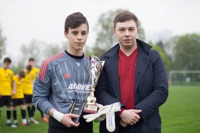 Bramkarz Patryk Zapała otrzymał nagrodę dla najlepszego zawodnika kwietnia 2017 z rąk wiceprezesa Damiana Dukata.Źródło: akademiawisly.pl