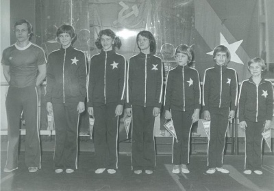 Drużynowe V-ce Mistrzostwo Polski Juniorek 1980r (od lewej stoją: trener Sławomir Kaliszewski, Marzena Obratańska, Stanisława Słowińska, Katarzyna Szafraniec, Anna Gudowska, Małgorzata Krajkowska, Małgorzata Mielenz)