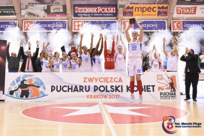 Koszykarki Wisły Can-Pack Kraków zdobywają Puchar Polski we własnej hali po zaciętym pojedynku z wrocławską Ślęzą.