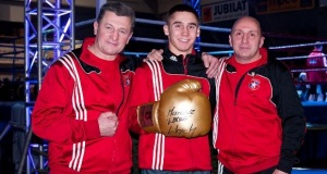 Szymon Domoń z trenerami Jackiem Handlikiem i Tomaszem Winiarskim