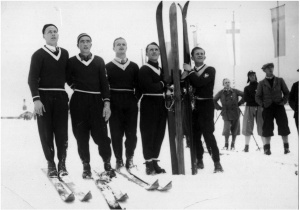 1935.02.01-03. Mistrzostwa Niemiec. Stoją od lewej: Stanisław Marusarz, Michał Górski, Marian Woyna-Orlewicz...