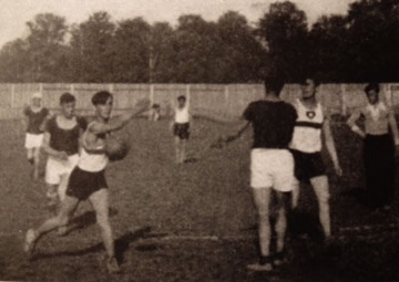 Mecz piłki ręcznej Wawel - Wisła 1931 (nie jest pewne, czy zdjęcie pochodzi dokładnie z tego meczu).
