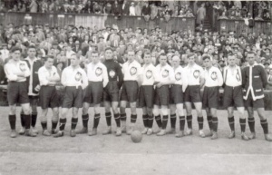 1924, mecz z Węgrami w Budapeszcie. Reyman stoi na lewo od piłki