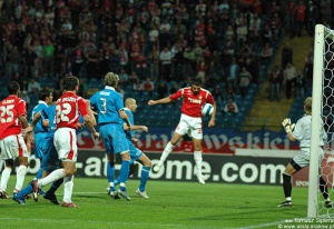Radovanović strzela pierwszego gola dla Wisły.