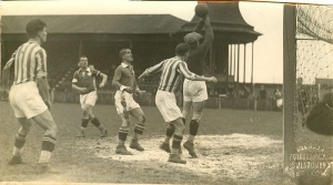 Derby na stadionie Wisły w latach 20-tych.