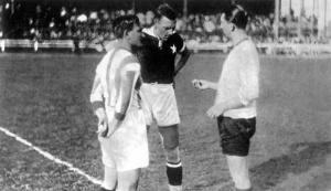 Henryk Reyman i Józef Kałuża - dwóch wielkich piłkarzy przed kolejnym wielkim pojedynkiem.