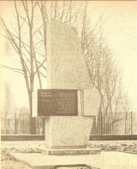 Jedna z pierwszych fotografii obelisku. 1976 rok.